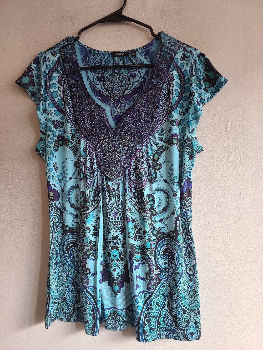 Women's XL petite blue sublimated gem accent mandala v-neck shirt short sleeve